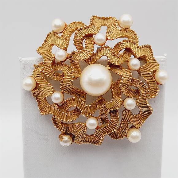 Vintage Faux Pearl Gold Tone Textured 2 1/4 Inch Brooch - Picture 3 of 9